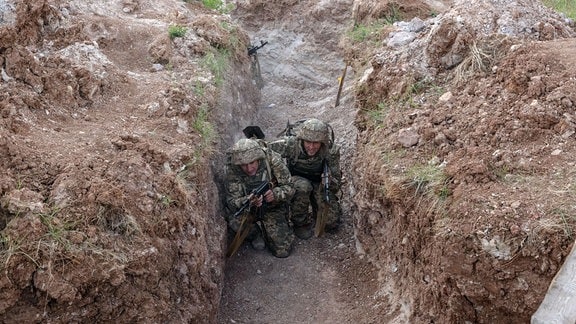 Ukrainische Soldaten bei einem Gefechtstraining im Schützengraben