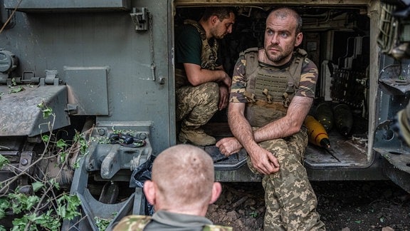 Ukrainische Soldaten der 33. Brigade ducken sich und sitzen in einem M109L-Artilleriegeschütz an einer Position in der Nähe von Kurachowe im Donbass.