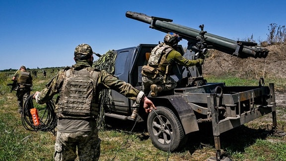 Soldaten einer separaten Brigade der Territorialen Verteidigung aus Dnipro bereiten in der Region Saporischschja im Südosten der Ukraine Raketen für einen mobilen Partizan-Raketenwerfer vor.