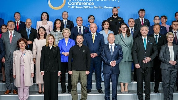 Bundeskanzler Olaf Scholz (SPD, vorne 3.v.r), Wolodymyr Selenskyj (3.v.l), Präsident der Ukraine, und Olena Selenska (2.v.l) auf dem Familienfoto bei der Internationalen Konferenz zum Wiederaufbau der Ukraine in Berlin.