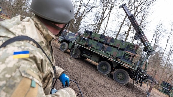 Ausbildung von ukrainischem Soldaten an Flugabwehrsystem Patriot in Deutschland