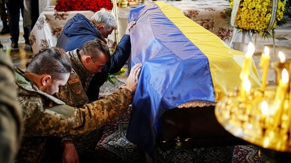 Die Kameraden des gefallenen Soldaten Jurij Storoschew nehmen bei einer Trauerfeier in der Wladimirkathedrale am Sarg Abschied.