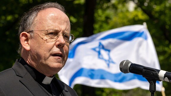 Ulrich Neymeyr, Bischof von Erfurt, spricht bei der Kundgebung «Gegen jeden Antisemitismus!».