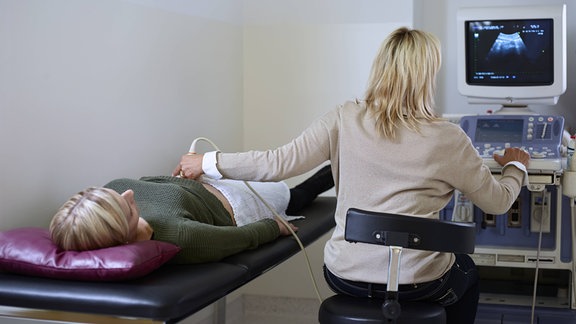 Eine Frau wird per Ultraschall untersucht.