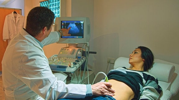 Eine schwangerer Frau bei der Ultraschalluntersuchung.