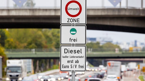 Verbotsschilder an einer Bundesstraße mit Hinweisen zur Umweltzone und Einfahrtsverbot für Dieselfahrzeuge schlechter als Euro 5.