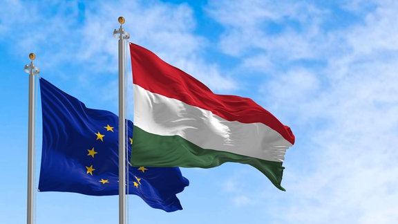 Flaggen von Ungarn und der Europäischen Union (EU)