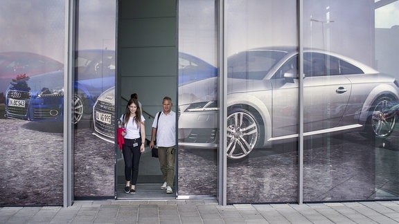 zwei Personen verlassen das Audi-Werk im ungarischen Györ