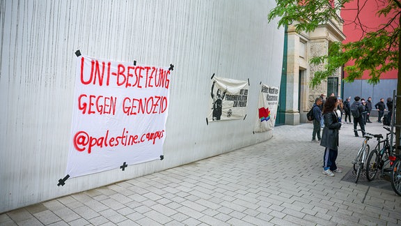 Ein Transparent von einer pro-palästinensischen Gruppe hängt am Audimax der Universität Leipzig.