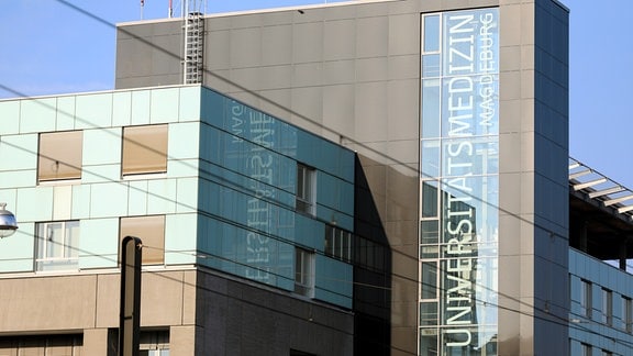 Der Schriftzug "Universitätsmedizin Magdeburg" steht an der Fassade der Universitätsklinik in Magdeburg