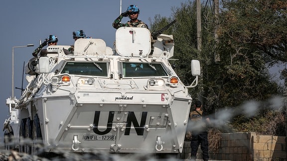 Friedenstruppen der Vereinten Nationen (UN) fahren zu ihrem Hauptquartier in Nakura.