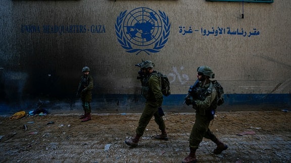 Dieses Foto wurde unter Aufsicht der israelischen Verteidigungskräfte aufgenommen und von der Militärzensur geprüft: Israelische Soldaten gehen in Position, als Gebiet des UNRWA-Hauptquartier betreten