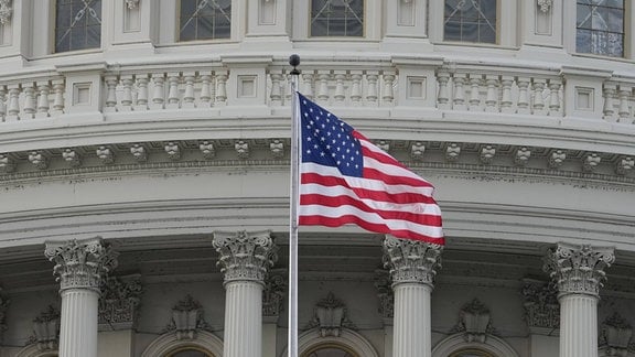 US-Flagge vor dem Capitol