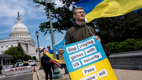 Aktivist*innen, die die Ukraine unterstützen, demonstrieren vor dem Kapitol