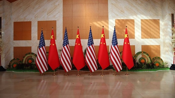 Chinesische und amerikanische Flaggen