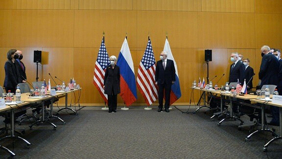 Die stellvertretende US-Außenministerin Wendy Sherman (Mitte links) und der stellvertretende russische Außenminister Sergej Rjabkow (Mitte rechts) posieren für ein Foto.