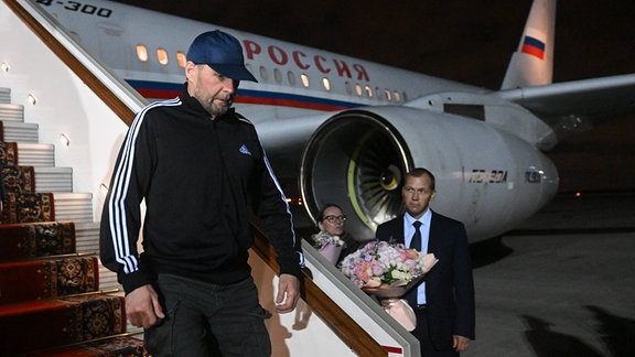 Vadim Krasikov bei seiner Rückkehr auf einem Flughafen nahe Moskau nach dem Gefangenenaustausch