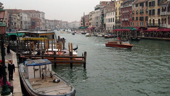 Blick auf das Treiben auf dem Canale Grande in Venedig