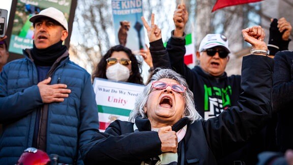 Protest gegen Vergiftungen und das Atomabkommen mit dem Iran - Menschen nehmen an einer Kundgebung vor dem US-Außenministerium gegen das islamische Regime im Iran teil.