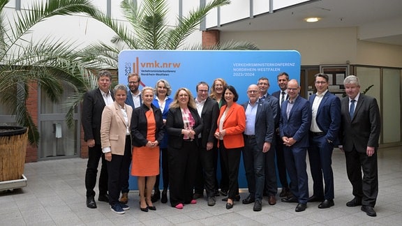 Die Verkehrsminister der Länder stehen für ein Gruppenfoto zusammen. Die Verkehrsminister der Länder kommen zu ihrer Herbstkonferenz in Duisburg zusammen.