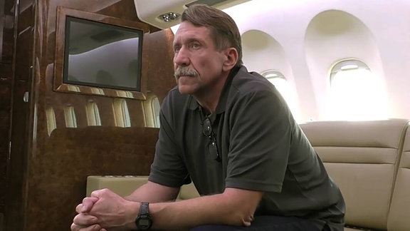 Viktor Bout an Bord eines Privatjets.