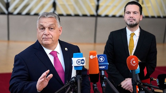  Ungarns Ministerpräsident Viktor Orban (l) spricht mit Medienvertretern, als er zum EU-Gipfel im Gebäude des Europäischen Rates in Brüssel eintrifft. 
