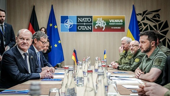 Bundeskanzler Olaf Scholz (SPD) und Wolodymyr Selenskyj, Präsident der Ukraine, treffen sich am Rande des Nato-Gipfels zu einem bilateralen Gespräch