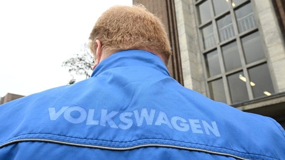 Ein Mitarbeiter steht bei einer Informationsveranstaltung des Gesamtbetriebsrates der Volkswagen AG im VW-Stammwerk Wolfsburg.