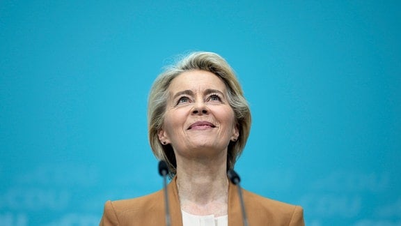 Ursula von der Leyen, Präsidentin der Europäischen Kommission, lächelt während einer Pressekonferenz.