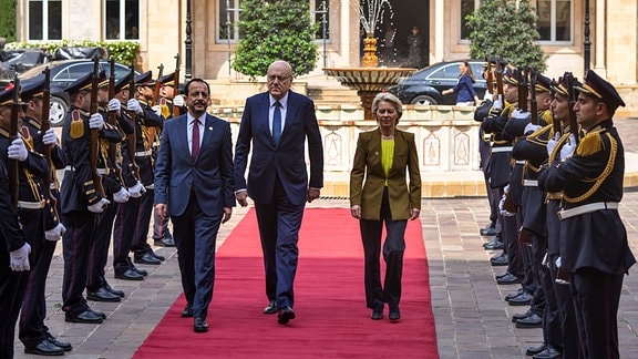 Der libanesische Ministerpräsident Nadschib Mikati (M), empfängt den zypriotischen Präsidenten Nikos Christodoulidis (l), und die Präsidentin der Europäischen Kommission Ursula von der Leyen im Regierungspalast.