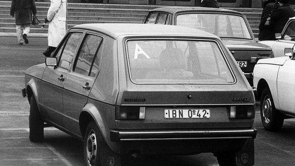 Ein VW Golf steht 1978 unter dem Emblem der DDR vor dem Palast der Republik in Ostberlin.