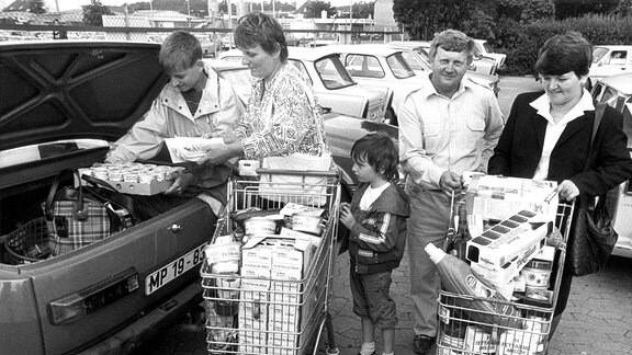 Am 07.07.1990, dem ersten langen Samstag nach der Währungsunion, stürmen zehntausende DDR-Kunden die westdeutschen Geschäfte und Kaufhäuser und reagieren damit auf die überhöhten Preise und Angebotslücken im eigenen Land.