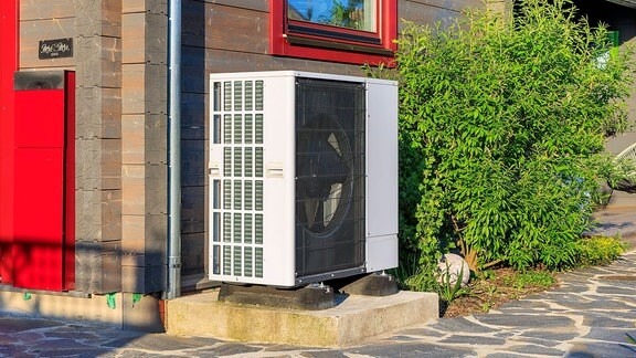 Eine Luftwärmepumpe an Einfamilienhaus.