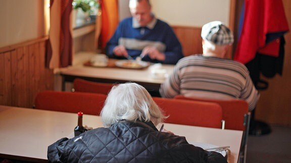 Arbeitslose und Hartz IV Empfänger nehemen 2011in einem Arbeitslosenzentrum eine vergünstigte Mahlzeit ein.