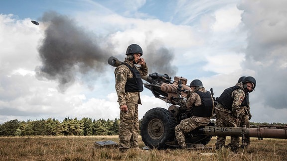 Ukrainische Soldaten bei Abfeueren einer Kanone