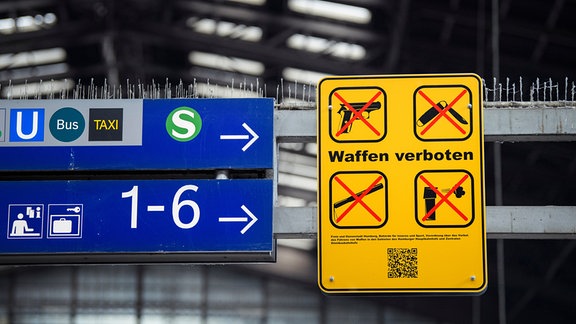 Ein Schild informiert über eine Waffenverbotszone.