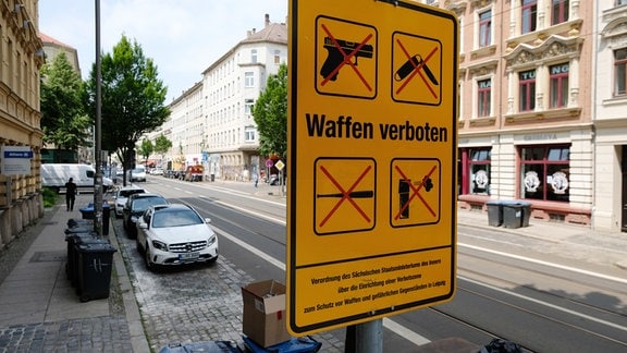 Ein Schild ist der Aufschrift “Waffen verboten“ an der Eisenbahnstraße. Seit dem Jahr 2018 gelten dort Regeln der Waffenverbotszone