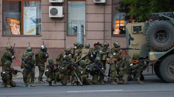 Wagner-Kämpfer vor dem Hauptquartier des Militärbezirks Süd in Rosto