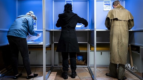 Wählerinnen und Wähler geben im Wahllokal im Kapitän-Rommel-Garten ihre Stimme für die Europawahl ab.