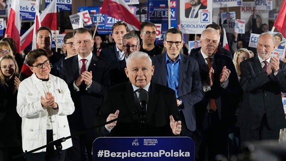 Jaroslaw Kaczynski (M), PiS-Vorsitzender, spricht zu seinen Anhängern während der letzten Wahlkampfveranstaltung vor den Parlamentswahlen.