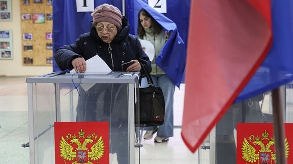 Wählerinnen bei Stimmgabe