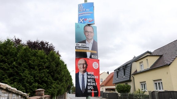 Wahlplakate von AfD mit der Aufschrift Es ist Zeit für konsequentes Abschieben, CDU mit Jan Redmann (Spitzenkandidat) und SPD mit Dietmar Woidke (Ministerpräsident und Spitzenkandidat) für die Landtagswahl in Brandenburg