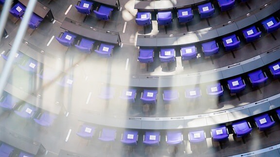 Sitze des leeren Plenarsaals des Deutschen Bundestages sind von der Fraktionsebene aus zu sehen