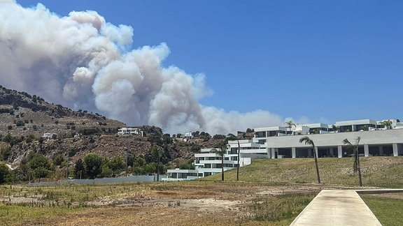 Große Rauchwolke über Rhodos