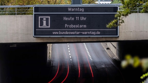 Wechselverkehrszeichen an der Bundesstraße B14 weisen 2020 auf Testalarm hin.