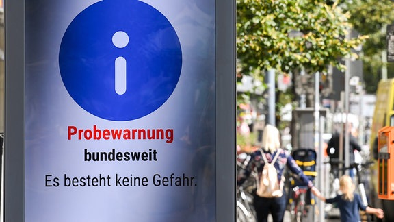 "Probewarnung bundesweit. Es besteht keine Gefahr" steht beim ersten bundesweiten Warntag auf einer Informationstafel am Alexanderplatz.