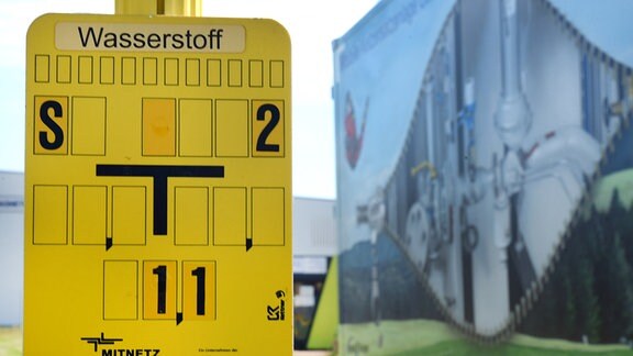 Im "Wasserstoffdorf" im Chemiepark Bitterfeld-Wolfen sind an den Wasserstoffleitungen auf Hinweisschildern der Begriff "Wasserstoff" aufgeklebt.