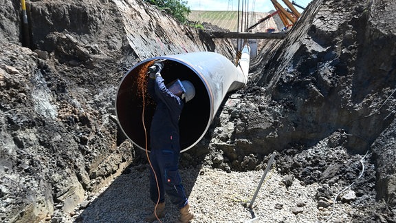 Auf einer Baustelle für eine neue Pipeline für Gas und Wasserstoff werden Rohre verlegt