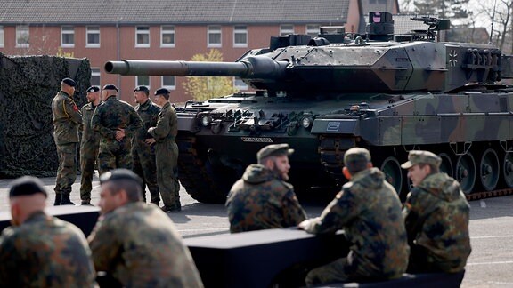 Soldaten vor einem Panzer