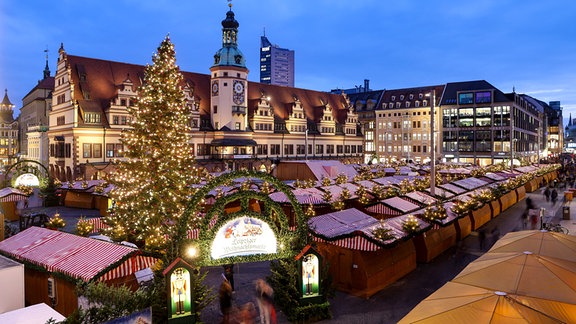 In voller Beleuchtung strahlt der Weihnachtsbaum auf dem noch nicht eröffneten Leipziger Weihnachtsmarkt bei einem Testlauf